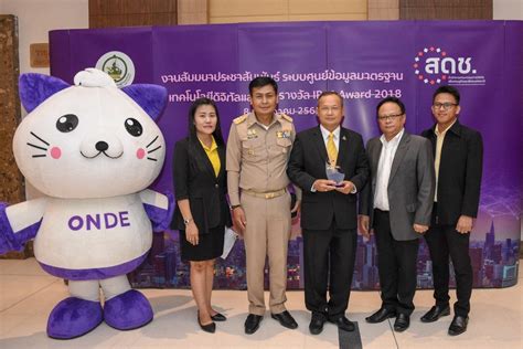 ม.33 เรารักกัน โครงการเยียวยาของภาครัฐ ได้จัดทำโครงการ ม.33 เรารักกัน ขึ้นเพื่อช่วยเหลือเยียวยาแบ่งเบาภาระค่าครองชีพของผู้ประกันตนมาตรา 33. อธิบดีกรมการพัฒนาชุมชนคว้ารางวัล IPv6 Award 2018 - มติชน ...