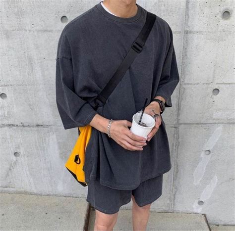 10 Ways For Guys To Wear An Oversized T Shirt Kembeo