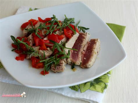 1 pound beef rib eye steak (one inch thick) salt black pepper 1/8 teaspoon dried oregano 7 ounces arugula 2 tablespoons extra virgin olive oil 1 tablespoon red wine vinegar (or 1 tablespoon balsamic vinegar) 1/4 cup. Tagliata di tonno con pomodori e rucola | Ricette, Tonno e ...
