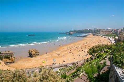 Idéalement située, frontalière des villes de bayonne et de biarritz, elle offre un cadre de vie avec ses 4,5 kilomètres de plages et ses vagues mythiques qui accueillent chaque année des surfeurs du. Immobilier Biarritz