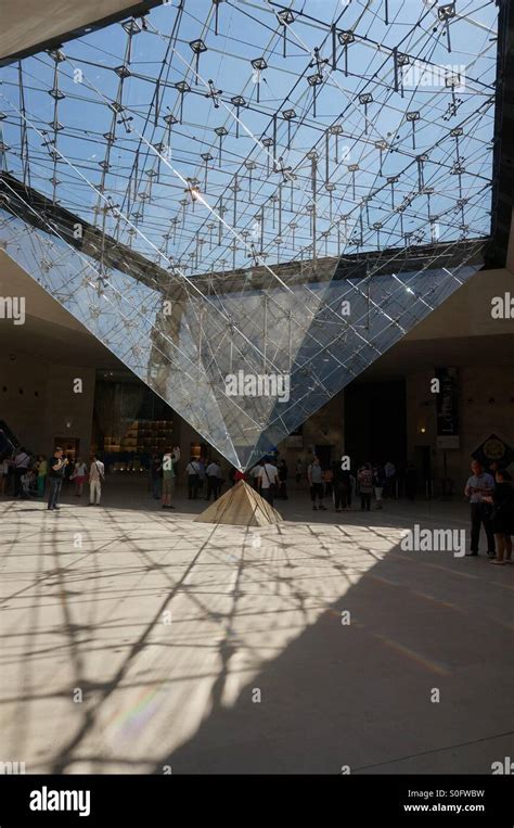 La Pirámide Invertida En El Louvre Fotografía De Stock Alamy