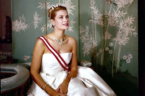 In 1956, after starring in eleven films, she retired from acting to marry prince rainer of monaco. Grace Kelly - Monaco legfényesebb csillaga - KultúrSokk