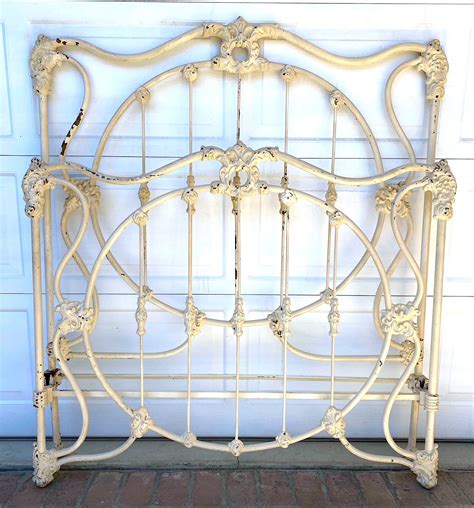 Cathousebeds From The Early S This Antique Iron Bed Is