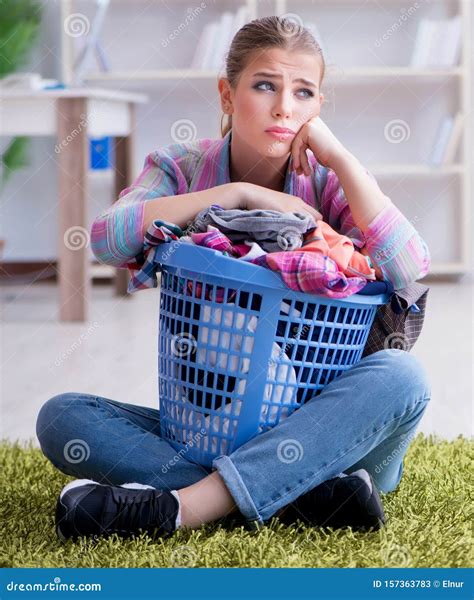 Dona De Casa Deprimida Cansada Lavando Roupa Imagem De Stock Imagem