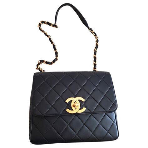 La bandoulière est amovible pour un porté croisé ou comme pochette. Sacs à main Chanel Sac à rabat Chanel vintage Cuir Noir ...