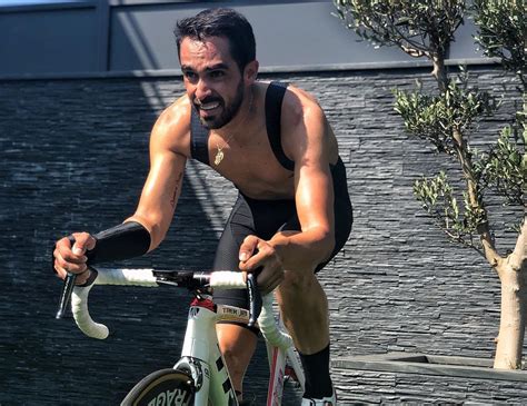Alberto Contador Explica A Los Ciclistas Porqué Tienen Que Quedarse En Casa
