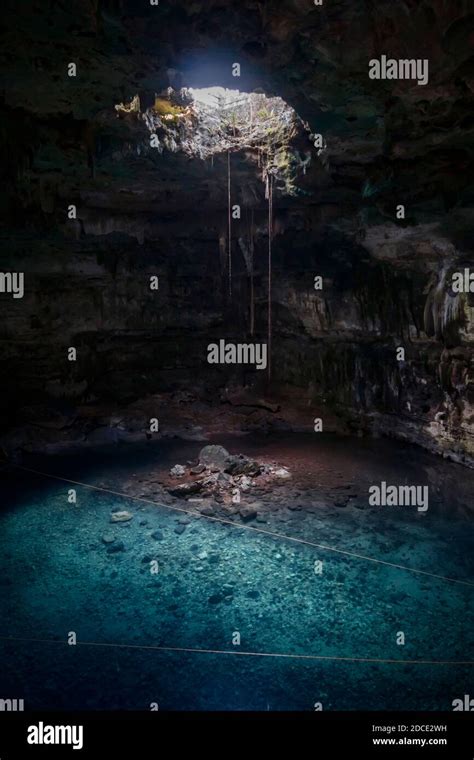 Cavern Cenote Samula Con Azul Turquesa Laguna De Agua Con Cuerdas Y