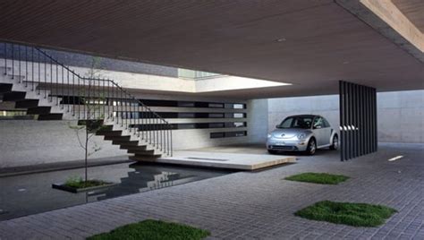 Eine garage ist eine abschließbare, überdachte und durch wände umschlossene abstellmöglichkeit für fahrzeuge, meist pkws. haus mit garage-Paz House von Eduardo Berlin Razmilic ...