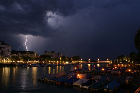 Vielerorts sind bäume und äste auf die strassen gefallen, fahrleitungen des öffentlichen verkehrs wurden heruntergerissen. Gewitter in Zürich Foto & Bild | europe, bildersammlung ...