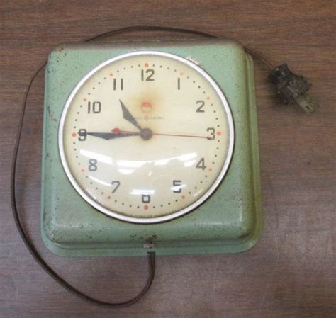Green Mid Century Ge General Electric Clock Model 2h08 Vintage Working