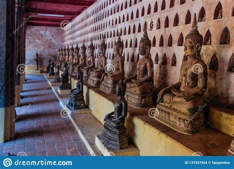 Wat Sisaket Um Dos Templos Famosos De Vientiane Com Esculturas Dos