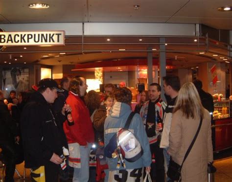 Wir sind dann noch weiter mit der straßenbahn bis zur haltestelle dutzendteich gefahren um in der traditionsgaststätte und strandcafe wanner eine kleinigkeit zu essen. Sonderzug nach Nürnberg 21.12.2003