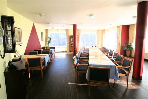 Central, affordable, furnished and renovated. Barrierefreie 1-Zimmer-Wohnung mit Balkon in der ...