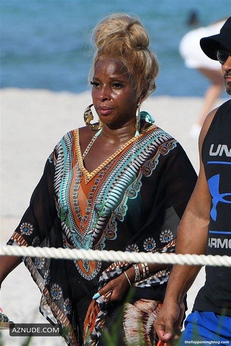 Mary J Blige Sexy Seen In A Blue Bikini As She Relaxes On The Beach In