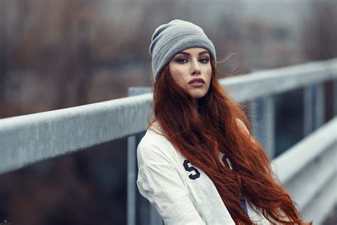 デスクトップ壁紙 面 屋外の女性 赤毛 モデル ポートレート 被写界深度 アレッサンドロディシッコ 冬 茶色の目