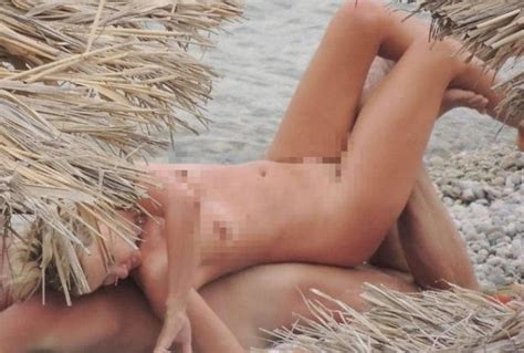 Nudisti Fanno Sesso In Spiaggia A Ibiza I Geologi Denunciano Che Stanno Distruggendo L