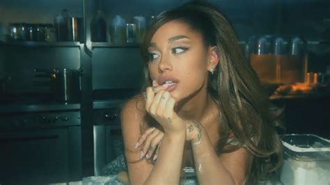 ariana grande se torna a artista com maior nº de estreias no topo da billboard cnn brasil