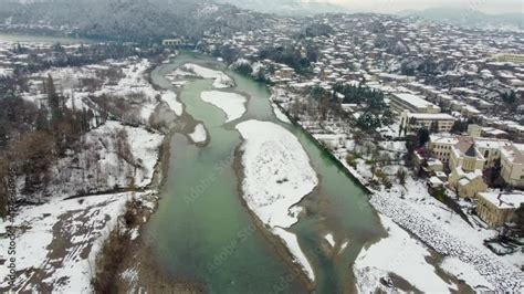 Vídeo Do Stock Aerial View On Rioni River In Kutaisi With