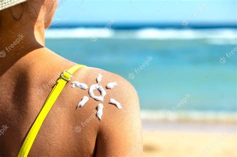 Vista Posterior Del Joven Bronceado En La Playa Con Crema De Protecci N