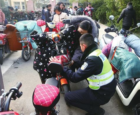 济南电动自行车挂牌点“人气爆棚”电动自行车交警新浪新闻