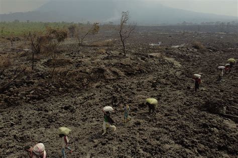 Lexode Des Habitants De Goma Pour Fuir Le Volcan Nyiragongo