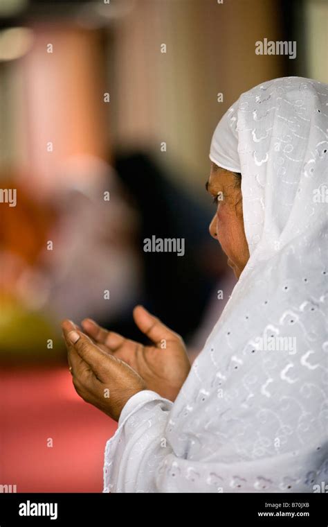 Pray Islam Woman Stockfotos Und Bilder Kaufen Alamy