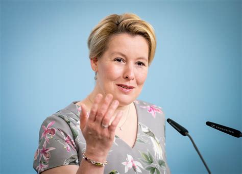 Im vergangenen november hatte die bsr erstmals 15 frauen bei der müllabfuhr eingestellt. Giffey Müllabfuhr / Schwabische Familienministerin ...