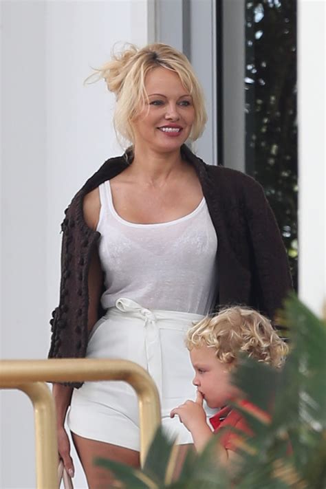 Pamela Anderson A Classic Hottie Looking Hot The