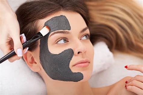 Premium Photo Spa Therapy For Woman Receiving Facial Mask