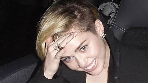 Miley Cyrus Nackt Selfie Im Bett Tikonline De