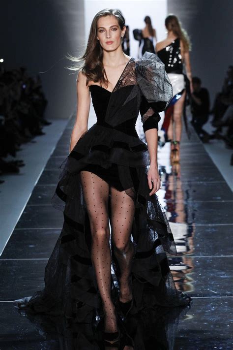 11 Dress Fashion Show Catwalks In 2020 Couture Kleider Modenschau