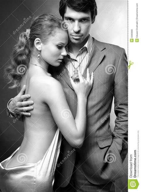 Jeunes Beaux Couples De Verticale La Femme Embrasse Le Ma Photo Stock