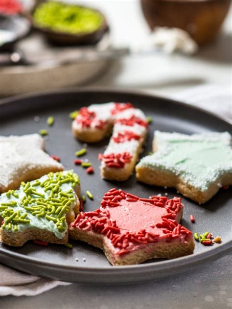 These sugar and spice cookies are made with healthy fats, natural sugars, cinnamon, and almond flour. almond-flour-sugar-cookies-christmas - Real Everything