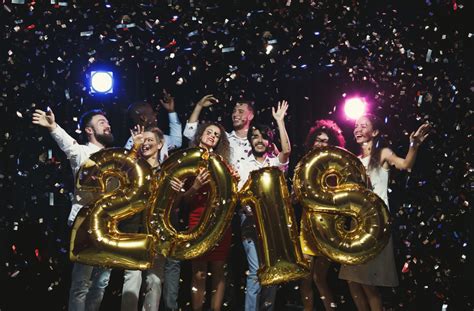 A sua cor do ano não precisa (nem deve!) ser usada só na virada de ano, mas durante todo 2021. Cores para o Ano-Novo: descubra os significados - Prata e Arte | Blog