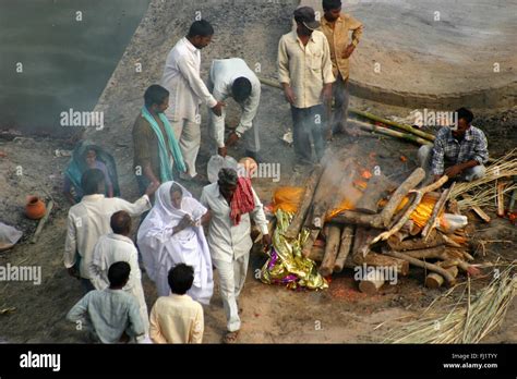 Creamation Ceremony Of A Dead Body By Hindus In Varanasi India Stock