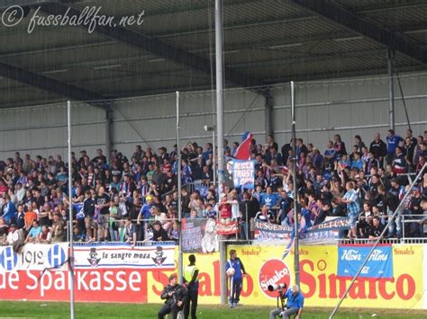 In diesem block i stehen bei heimspielen meist 50, am support interessierte anhänger des ksv holstein. Holstein Kiel - Weiche Flensburg 2:1 « FussballFan.net ...
