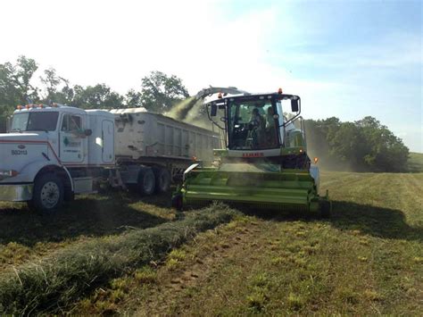 Feature Article Us Custom Harvesters Harvesting The Crops That