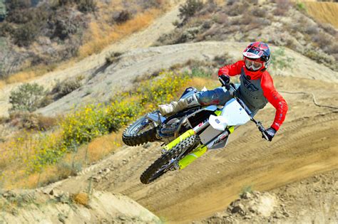 The pinnacle of husqvarna motocross, the fc 450 uses advanced engineering techniques to not only draw 63 hp from the 450cc motor, but also position the engine shaft arrangements at the ideal centre of gravity to vastly benefit handling and. 2021 Husqvarna FC 450 Review - Cycle News