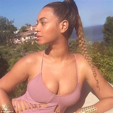 Beyonce Shows Off Cleavage In Instagram Post Wearing Sexy Bikini Daily Mail Online