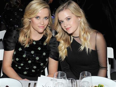 Reese Witherspoons Daughter Ava Phillippe Introduced To Society At Le