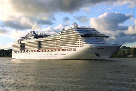 Msc preziosa glitters adorned with a swarovski crystal stairway and murano chandeliers in the restaurants. MSC Preziosa Foto & Bild | hamburg, hafen, elbe Bilder auf ...