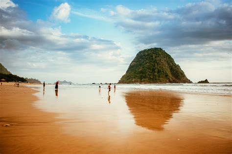 Mbok yem mengaku memang sudah berniat mencari nafkah di gunung lawu meski bukan hal yang mudah untuk tinggal di bagi para pendaki, pecel masakan mbok yem adalah menu paling favorit dan fenomenal. Pulau Merah, Banyuwangi - East Java