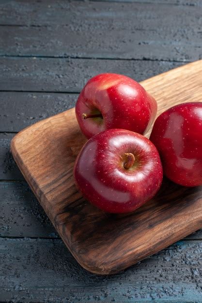 Vista de cima para baixo maçãs vermelhas frescas frutas maduras e maduras na mesa azul escuro