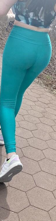 Amazing Cleavage And Ass In Green Yoga Pants Spandex Leggings And Yoga
