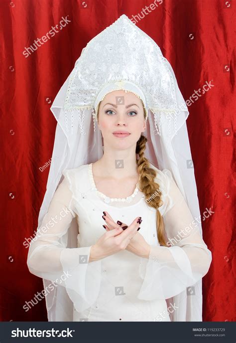Russian Girl Traditional Costume Kokoshnik Foto De Stock Editar Ahora 119233729