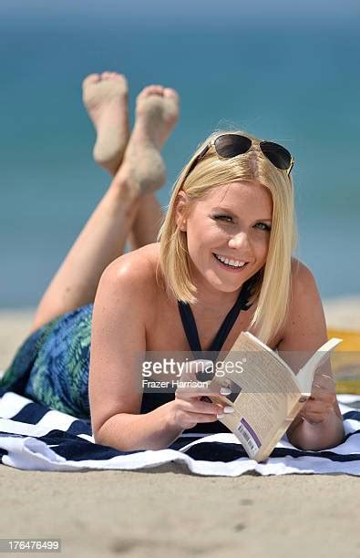 Carrie Keagan Enjoys A Day At The Beach Stock Fotos Und Bilder Getty Images