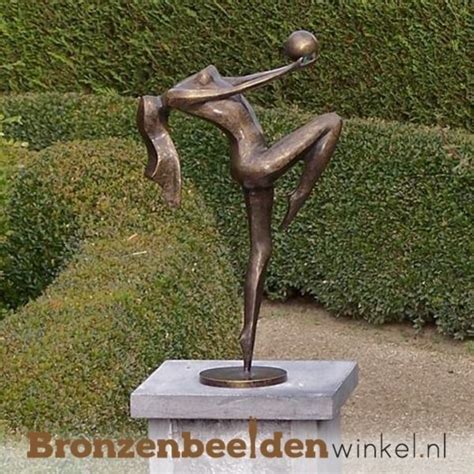 Vrouwenbeeld Danseres Met Bal Van Brons BBW1193br Tuinbeelden