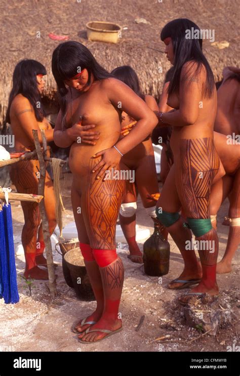 Mehinako Indigener V Lker Xingu Amazonas Regenwald Brasilien K Rper Malerei Schmuck