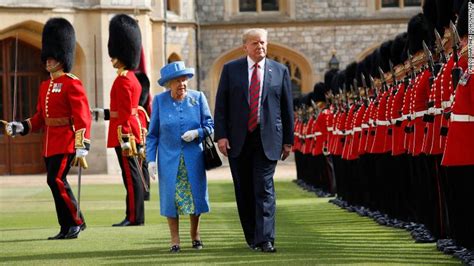 Críticas Y Burlas A Trump Por La Forma Como Caminó Junto A La Reina