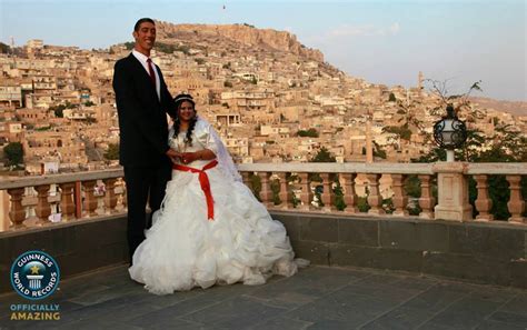 Worlds Tallest Man Foot Sultan Kosen Marries Girlfriend I Fell In Love With His